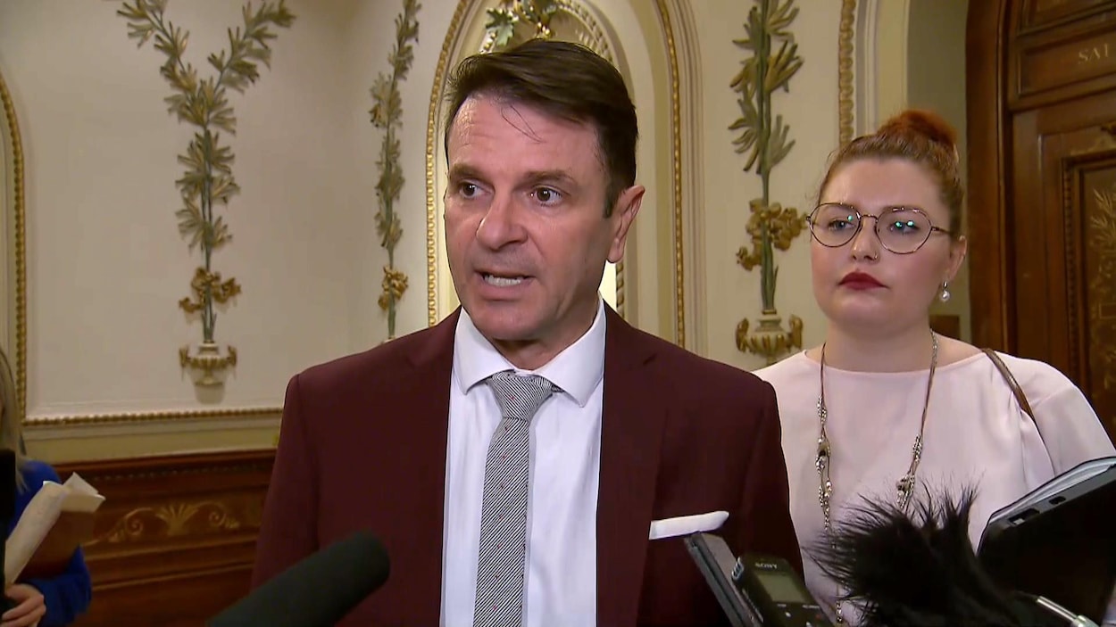 François Bonnardel répond aux questions des journalistes sur le financement du projet de tramway de la Ville de Québec lors d’une mêlée de presse à l’Assemblée nationale le 21 février 2019.
