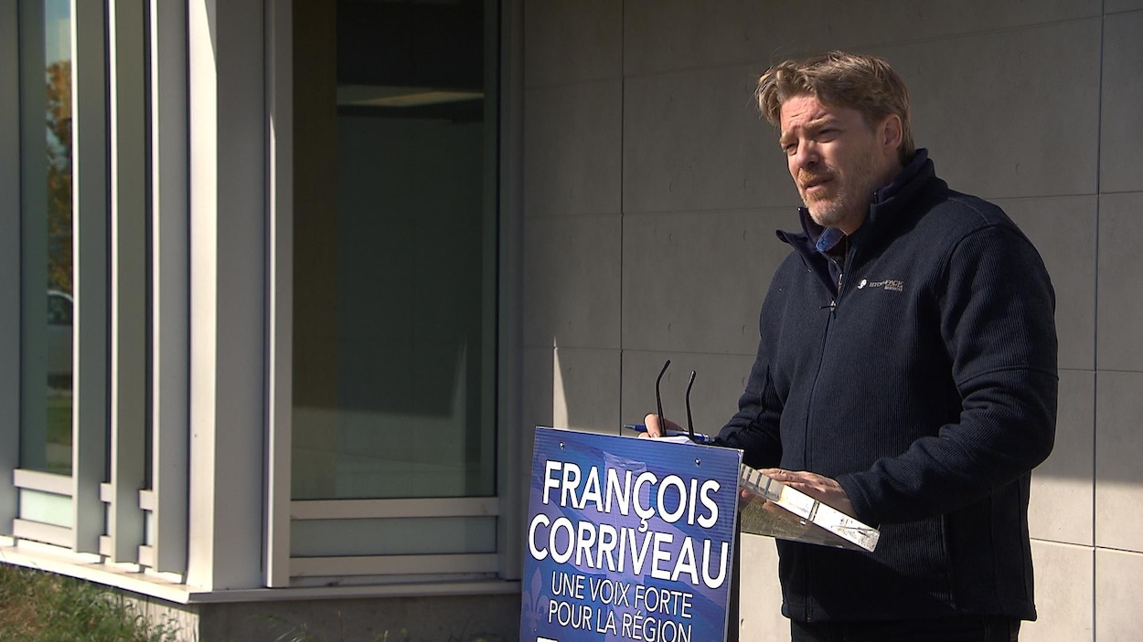 François Corriveau porte une veste bleue lors d'une allocution formelle.