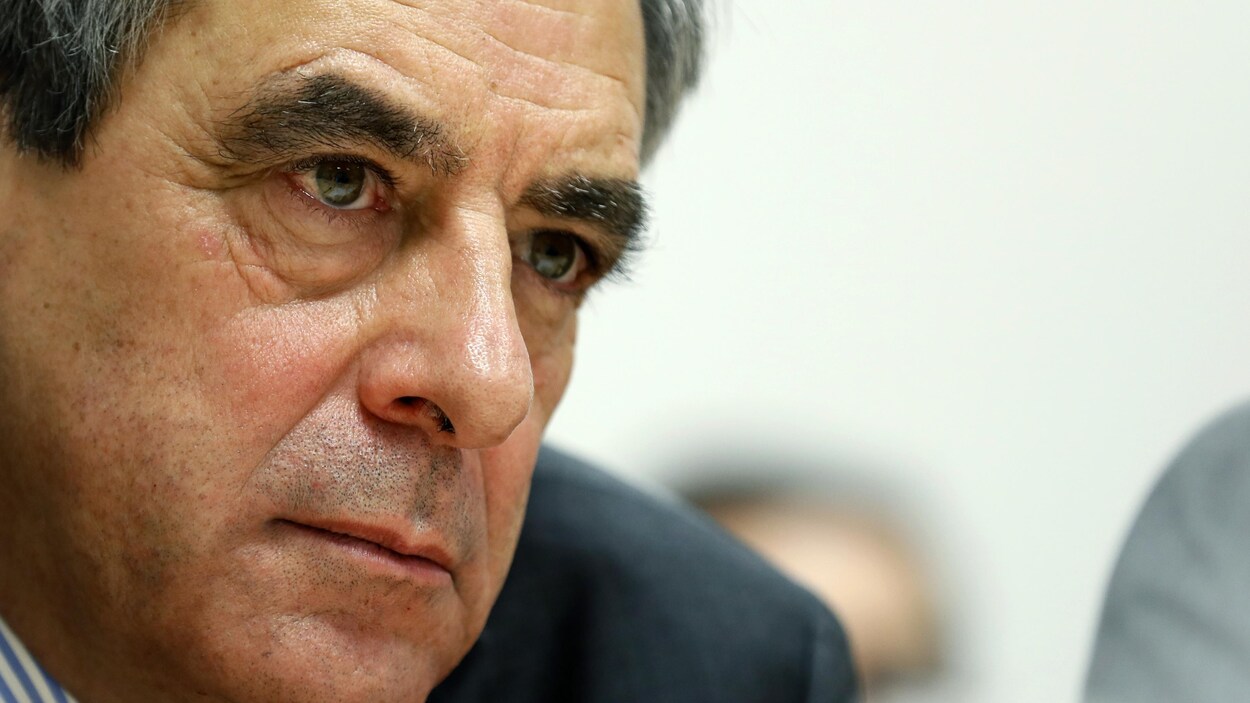 François Fillon, lors de la visite d'un centre de supervision urbain à Athis-Mons, en banlieue de Paris, mercredi. François Fillon, lors de la visite d'un centre de supervision urbain à Athis-Mons, en banlieue de Paris, mercredi.