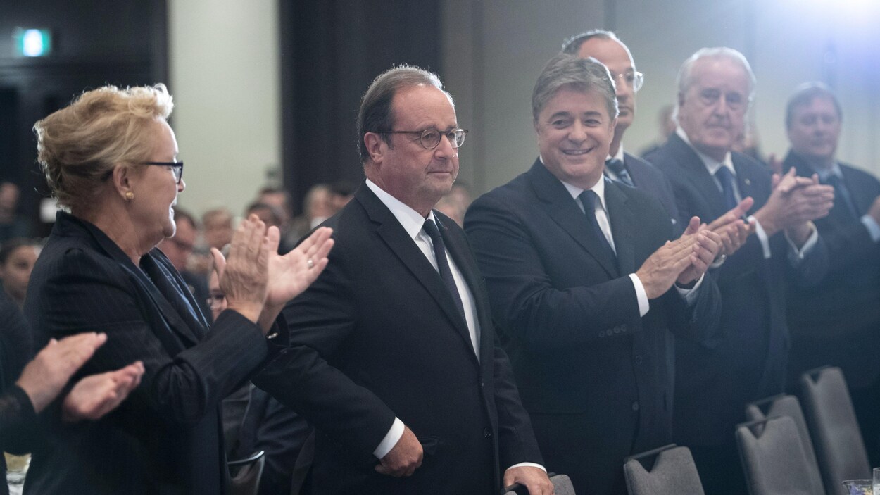 L'ancien président français François Hollande en compagnie de l'ex-première ministre du Québec Pauline Marois lors d'une conférence à Montréal.