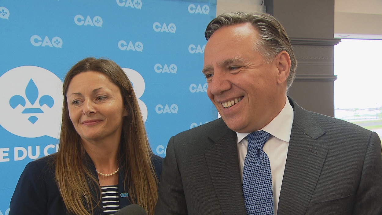 Le chef de la CAQ, François Legault, est venu présenter la candidate dans la circonscription de Rimouski, Nancy Lévesque.
