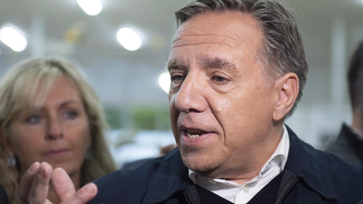 Le chef de la Coalition Avenir Québec, François Legault, répond aux questions des journalistes.