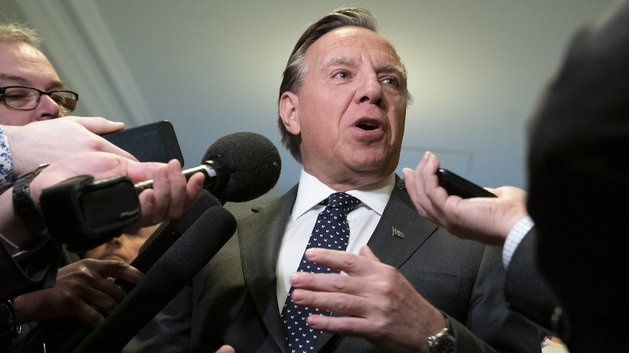 Le premier ministre du Québec François Legault répond aux questions de journalistes lors d'une mêlée de presse.