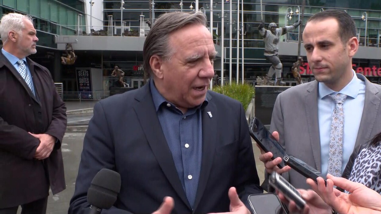 Le premier ministre du Québec s'adresse aux médias.