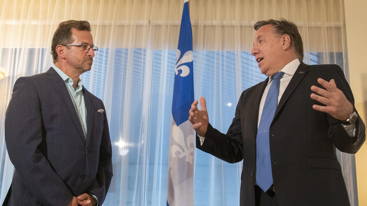 Yves-François Blanchet en discussion avec François Legault.