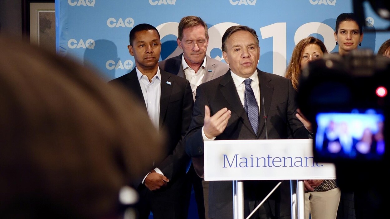 Le chef de la Coalition avenir Québec, François Legault, lors d'un point de presse à Rivière-du-Loup