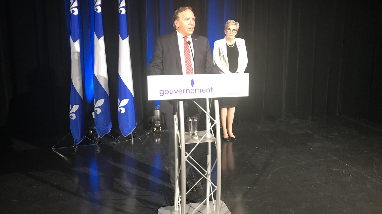Le premier ministre parle à un lutrin.