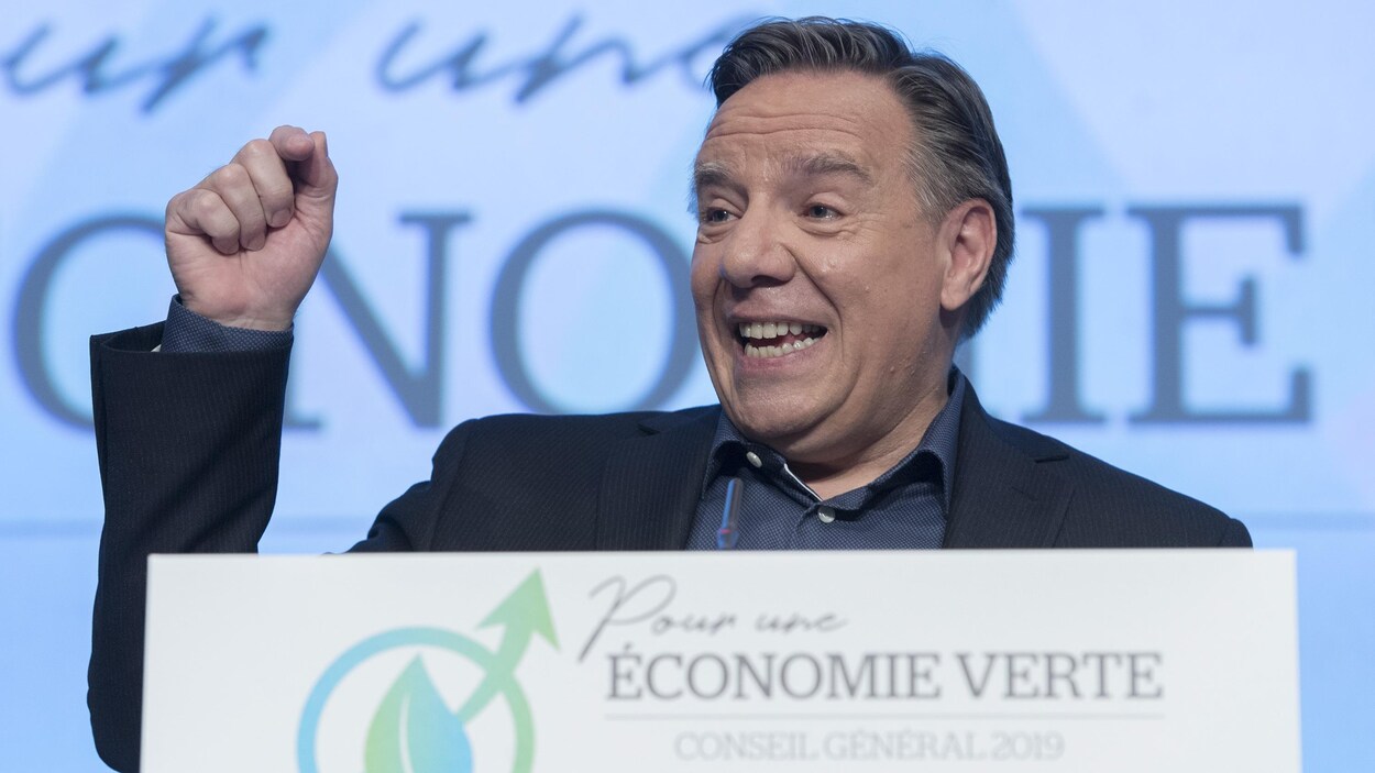 Le premier ministre François Legault parle dans un micro.
