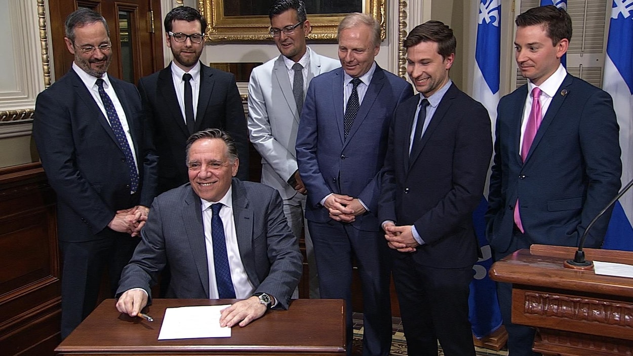 Le 9 mai 2018, les chefs de la Coalition avenir Québec, du Parti québécois et du Parti vert, le co-porte-parole de Québec solidaire et le président du Mouvement démocratie nouvelle ont tous signés une entente pour mettre en place un nouveau mode de scrutin proportionnel au Québec.