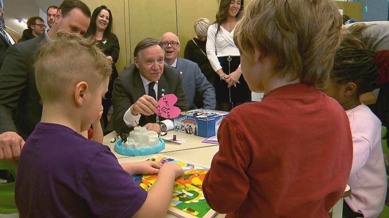 Le premier ministre François Legault s'engage à rendre accessible jusqu'à 5000 classes de maternelle 4 ans d'ici 5 ans.