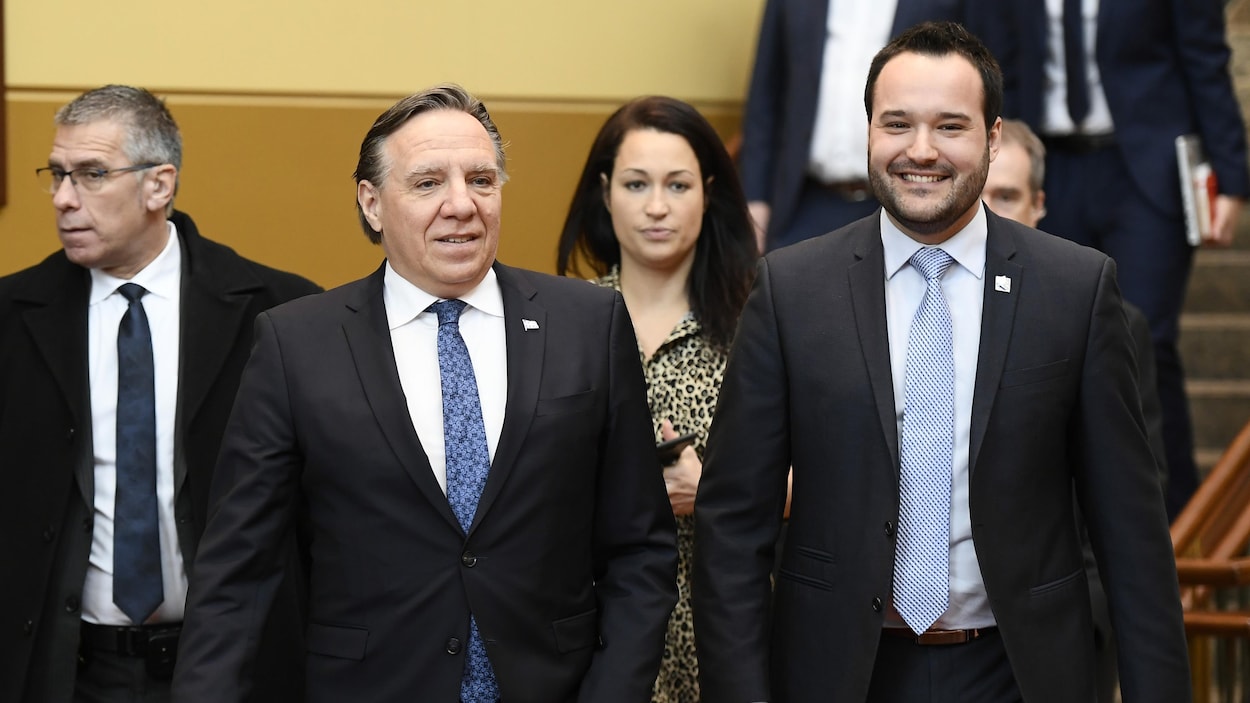 François Legault marche à l'intérieur en compagnie du ministre Mathieu Lacombe.