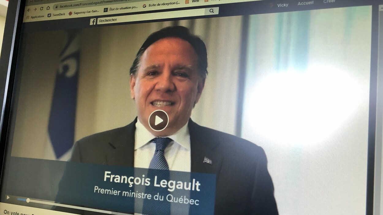 Le visage de François Legault apparaît sur un écran d'ordinateur.