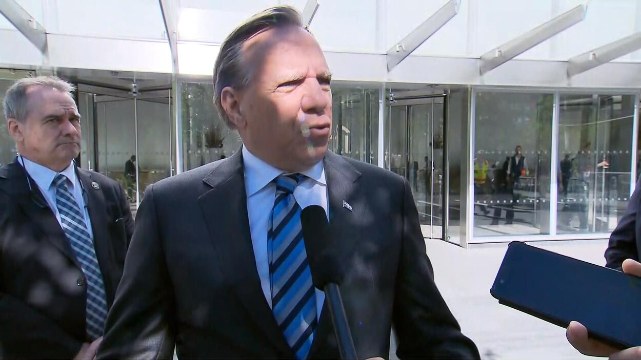 François Legault, à l'extérieur, s'adressant aux journalistes.