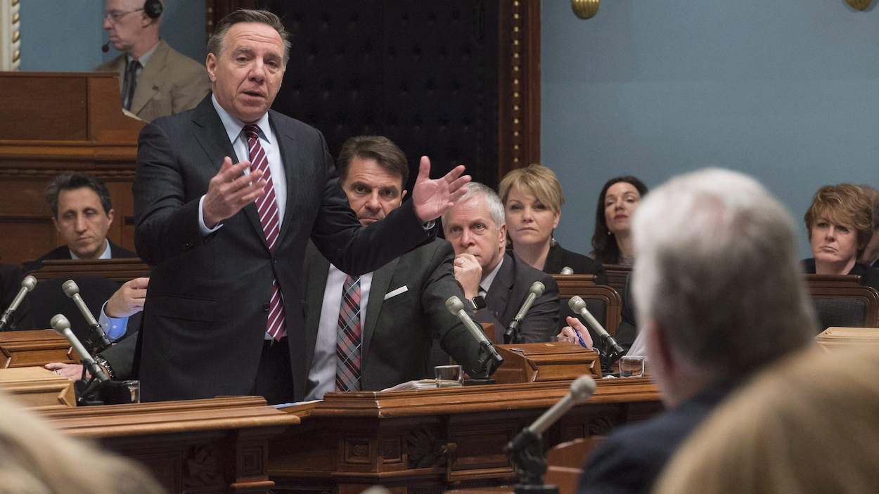 Le chef de la Coalition avenir Québec, François Legault, pose une question au premier ministre Philippe Couillard au Salon bleu. Le chef de la Coalition avenir Québec, François Legault, pose une question au premier ministre Philippe Couillard au Salon bleu.
