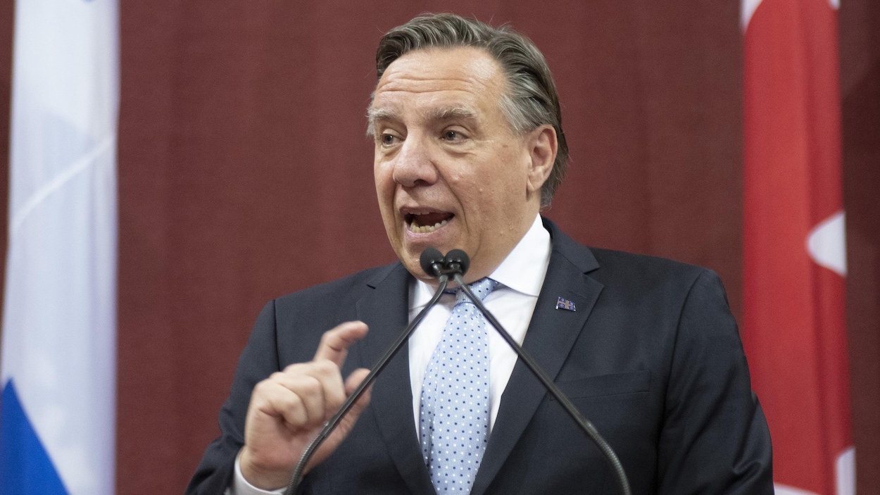 François Legault parle au salon rouge de l'Assemblée nationale.