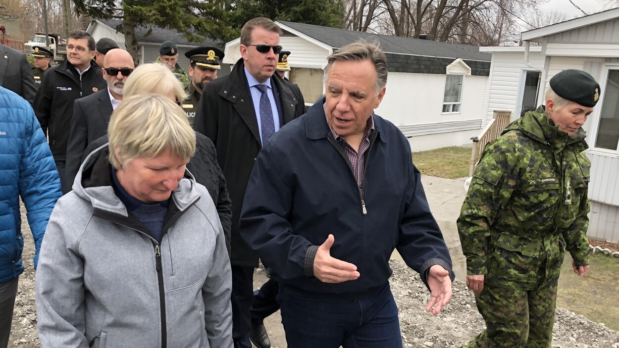 François Legault parle avec Sonia Paulus.