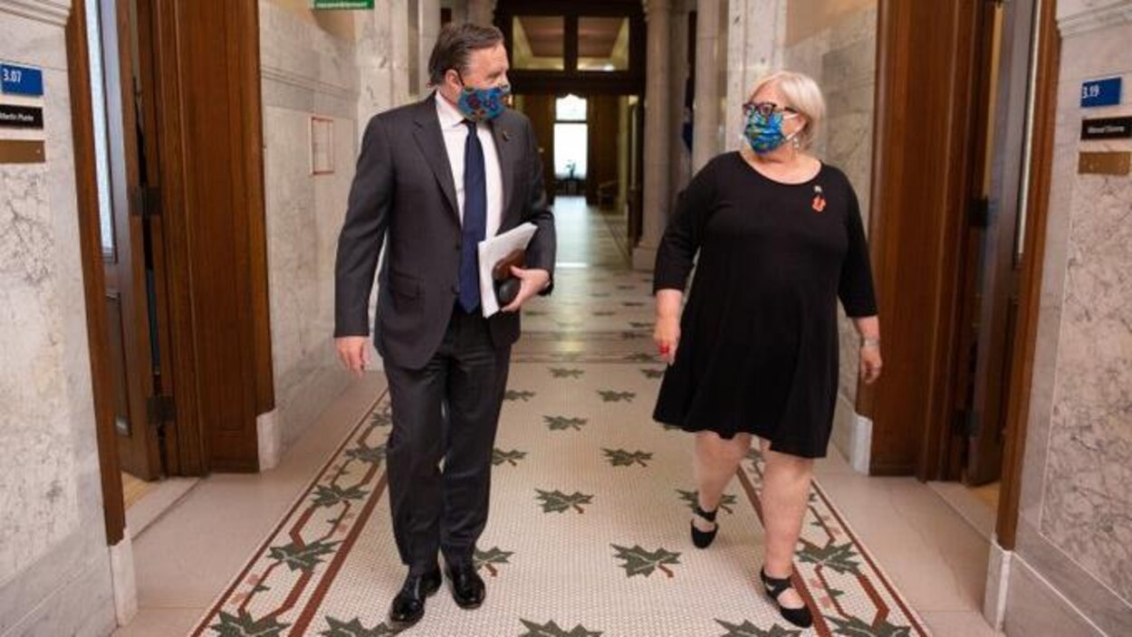 Le premier ministre François Legault en compagnie de la ministre responsable des Affaires autochtones Sylvie d'Amours.