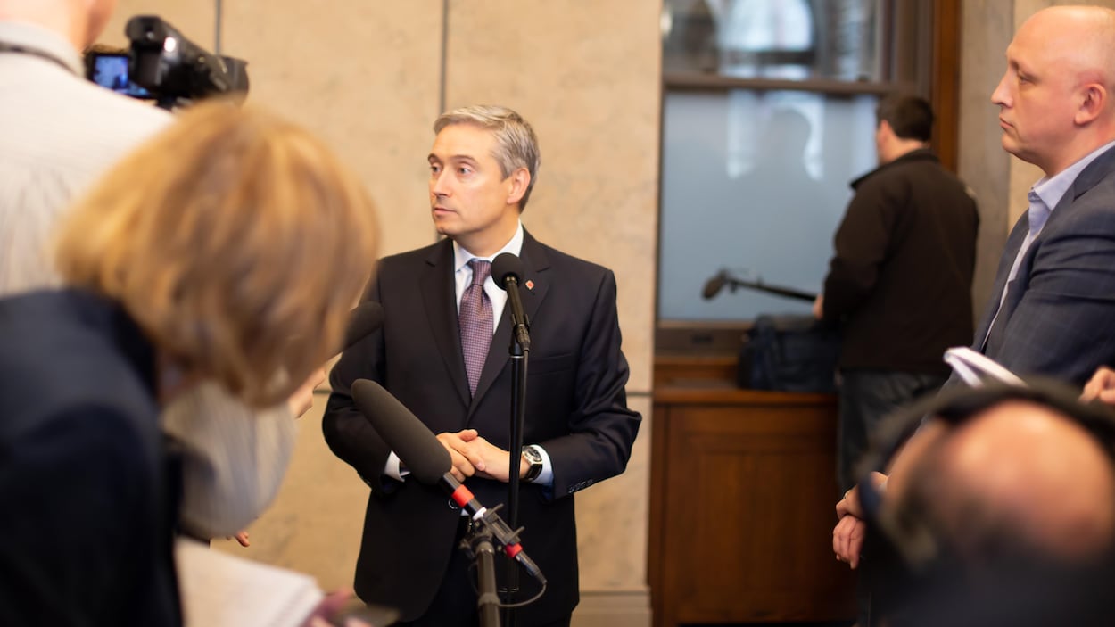 François-Philippe Champagne durant une mêlée de presse à Ottawa, en février 2020.