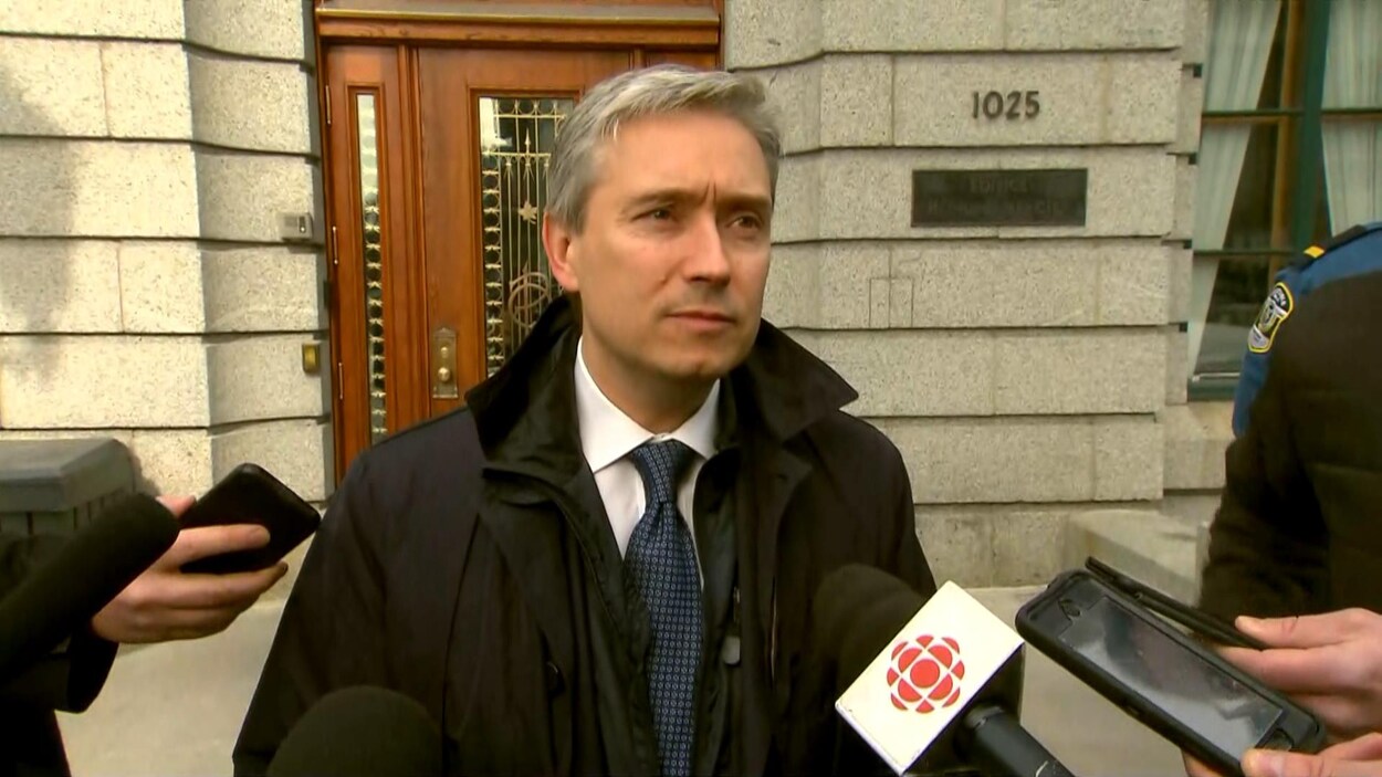 François-Philippe Champagne répond aux questions des journalistes lors d’une mêlée de presse à l’extérieur de l’édifice Honoré-Mercier, à Québec.