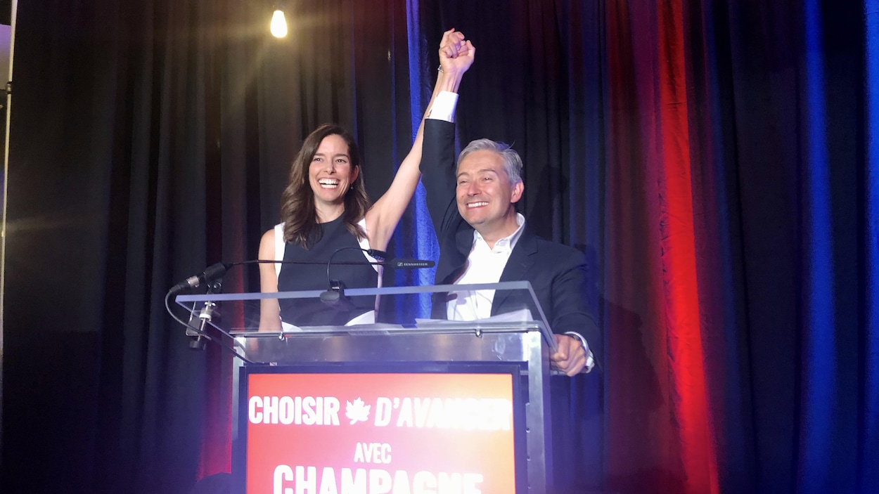 François-Philippe Champagne, le bras dans les airs, avec sa conjointe.