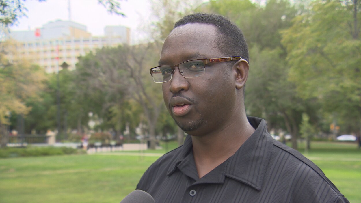 Portrait de François-Regis Kabahizi dans un parc. Portrait de François-Regis Kabahizi dans un parc.