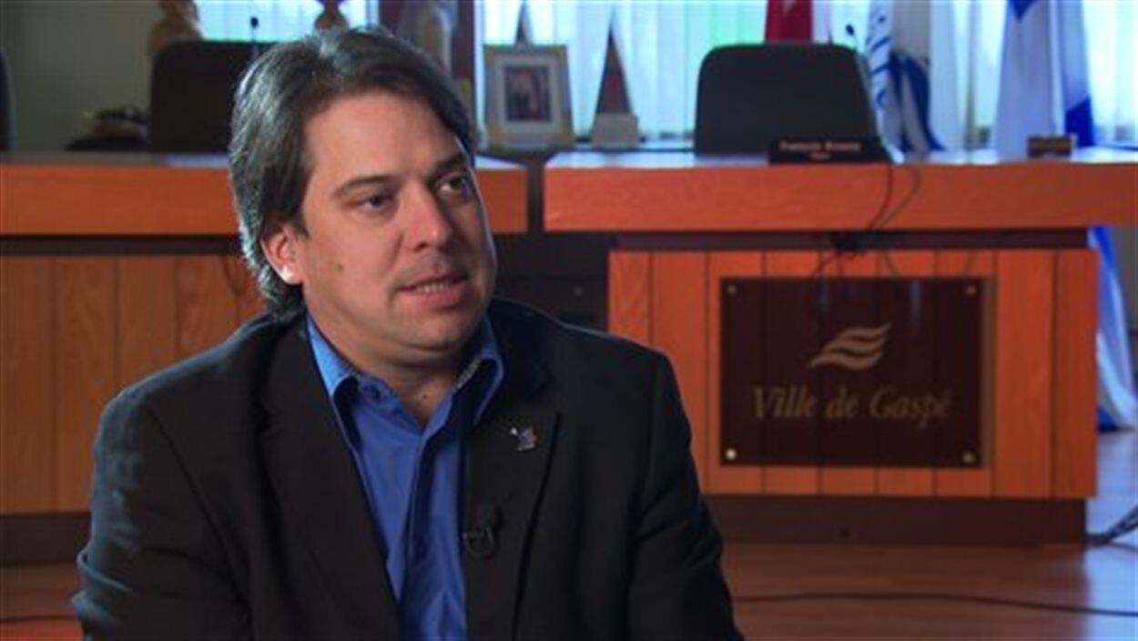 François Roussy, ancien maire de Gaspé, en entrevue dans la salle du conseil municipal de Gaspé.