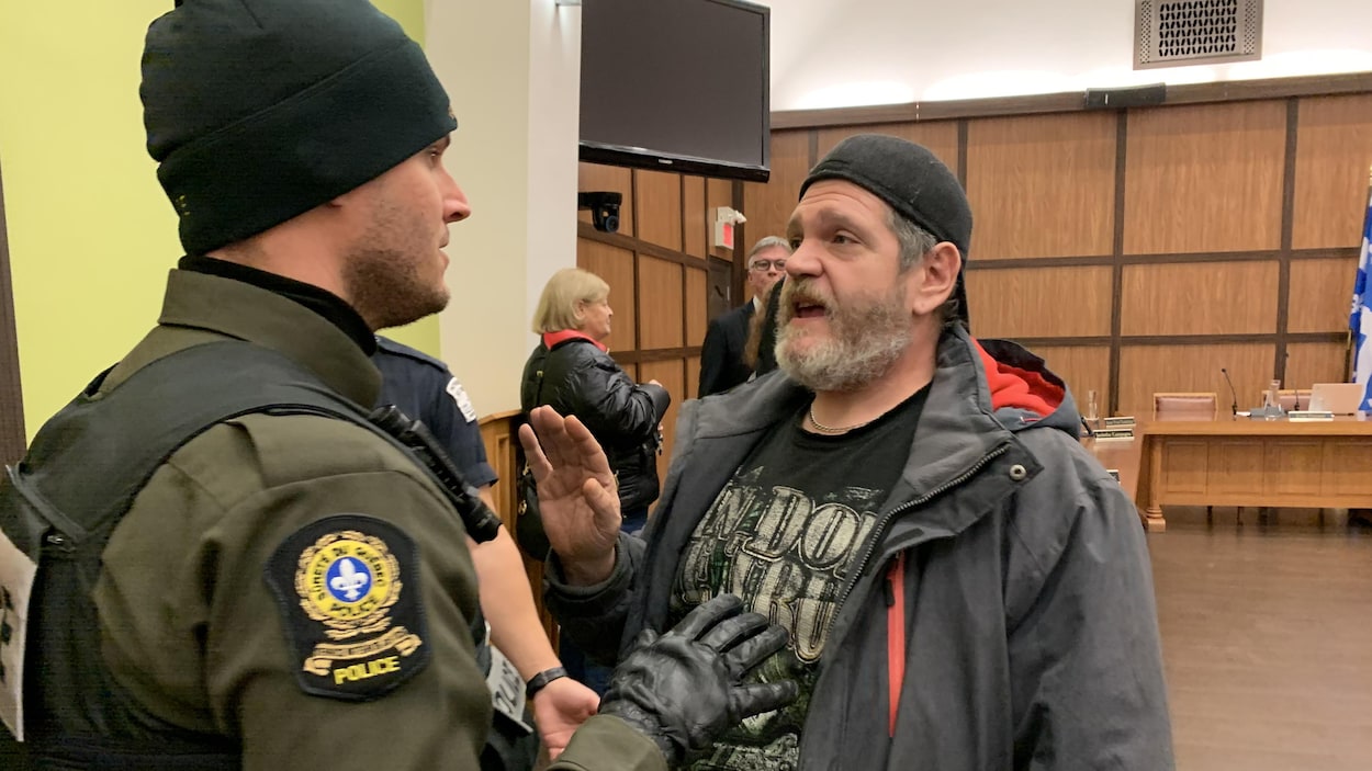 Un agent de la Sûreté du Québec intervient auprès d'un citoyen.