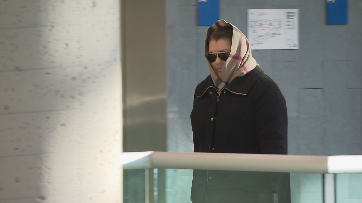 Françoise Giroux s'est couvert la tête en plus de porter des verres fumés pour se rendre à la salle d'audience