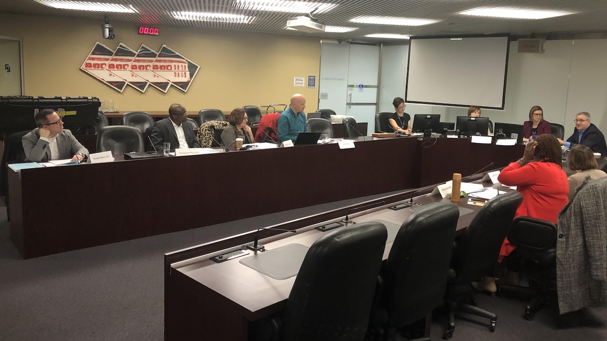 Une dizaine des personnes participent à une réunion.