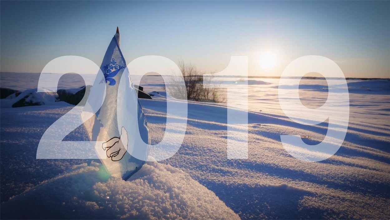 e nombre 2019 devant un drapeau franco-ténois sur une étendue gelée.