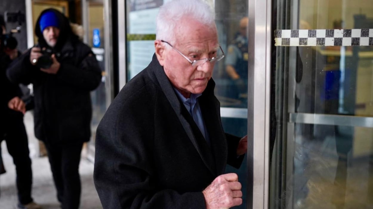 La défense de Frank Stronach accuse la plaignante no 1 d’inventer des histoires