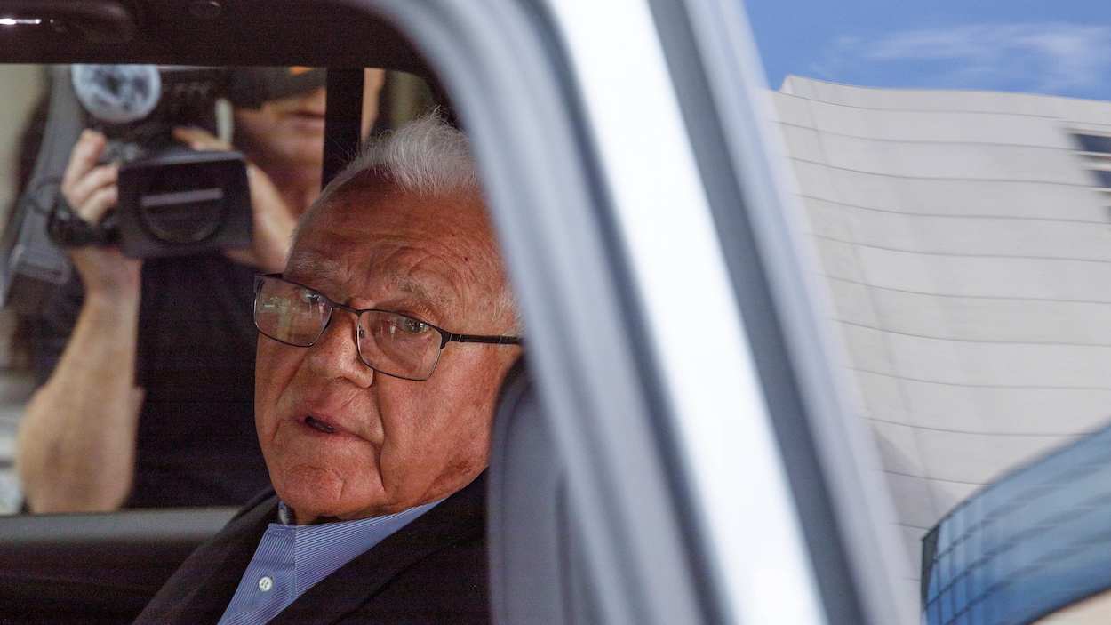 Coupable d’agression sexuelle : Aurora et Newmarket retirent le nom de Frank Stronach