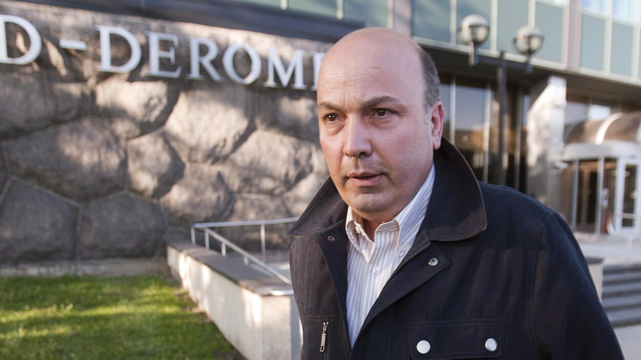 Frank Zampino, en 2012, à la sortie du quartier général de la Sûreté du Québec.
