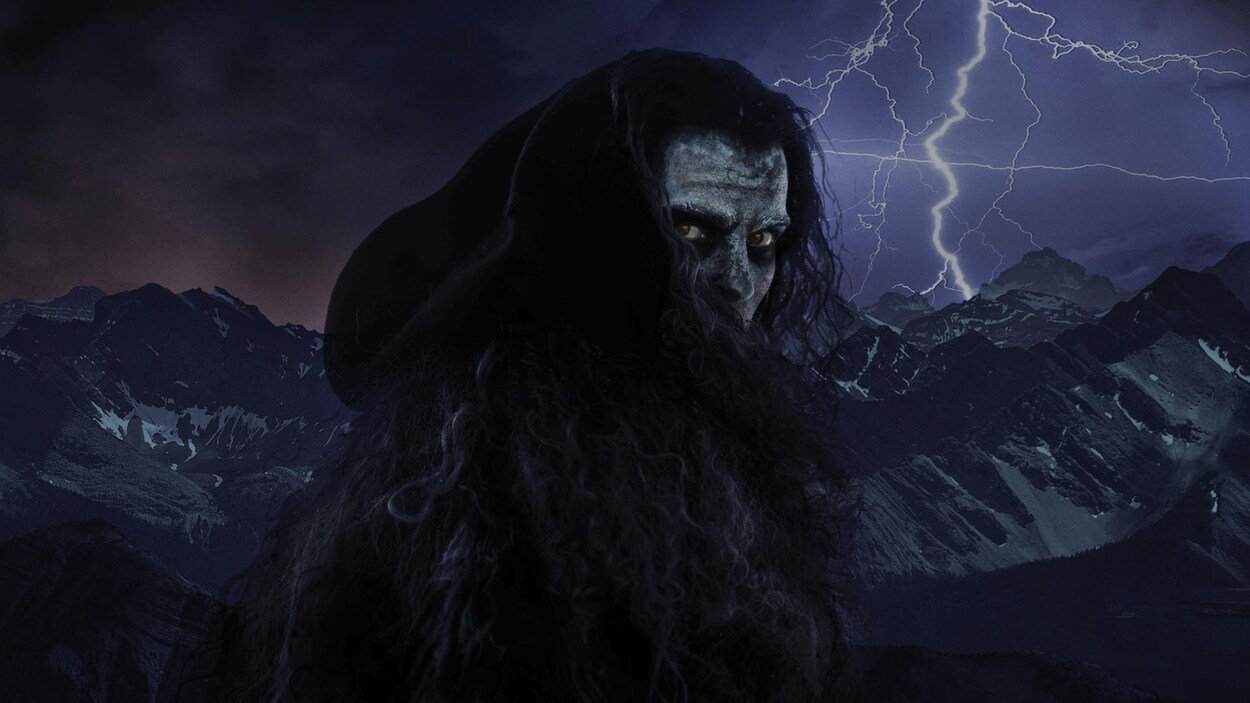 L'image d'un homme monstre devant une chaîne de montagnes et un éclair.