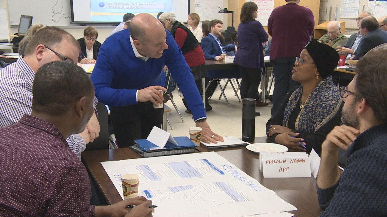 Des représentants de la Fransaskoisie réunis autour d'une table à Regina
