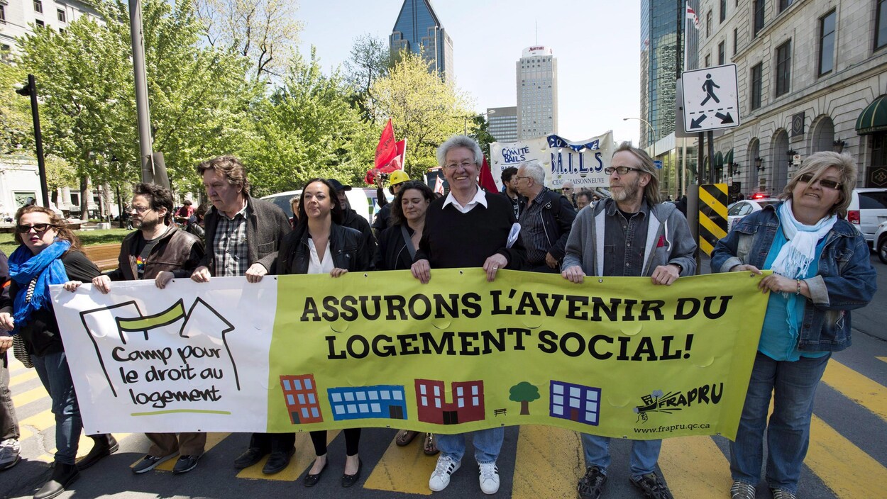 « Assurons l'avenir du logement social! », peut-on lire sur la banderole tenue par des manifestants souriants. « Assurons l'avenir du logement social! », peut-on lire sur la banderole tenue par des manifestants souriants.