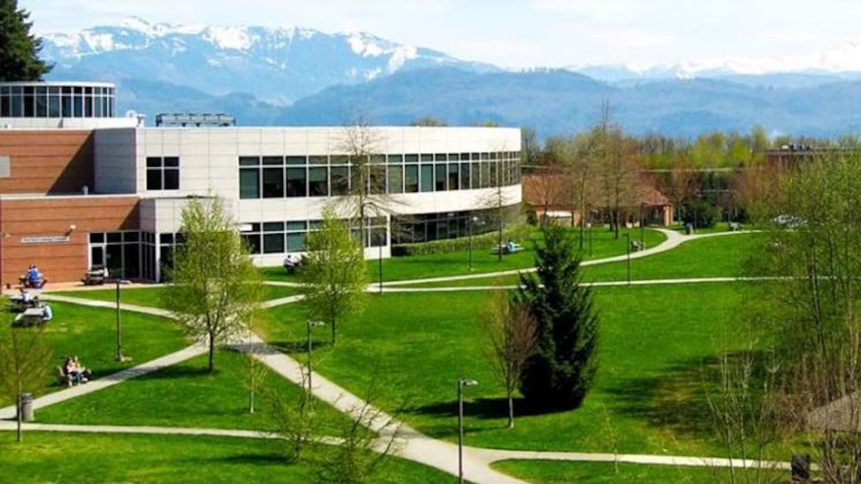 L'Université de la vallée du Fraser avec les montagnes en fond.