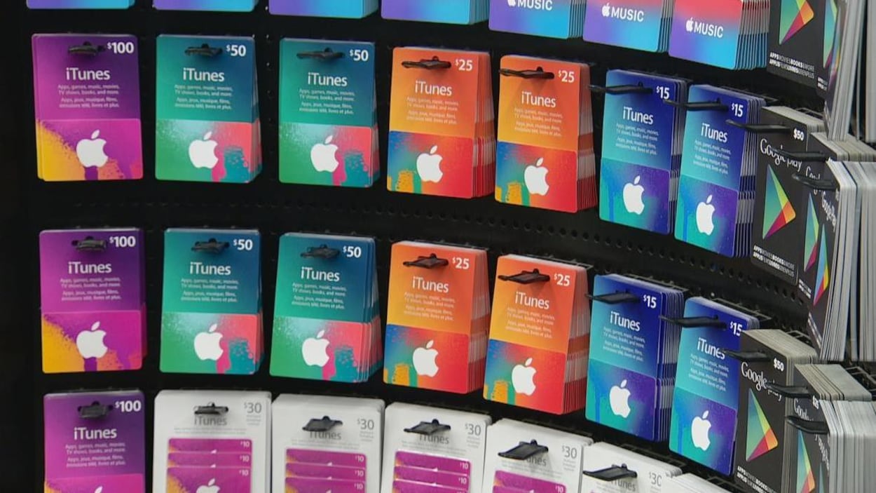Des cartes-cadeaux ITunes sur un étalage.