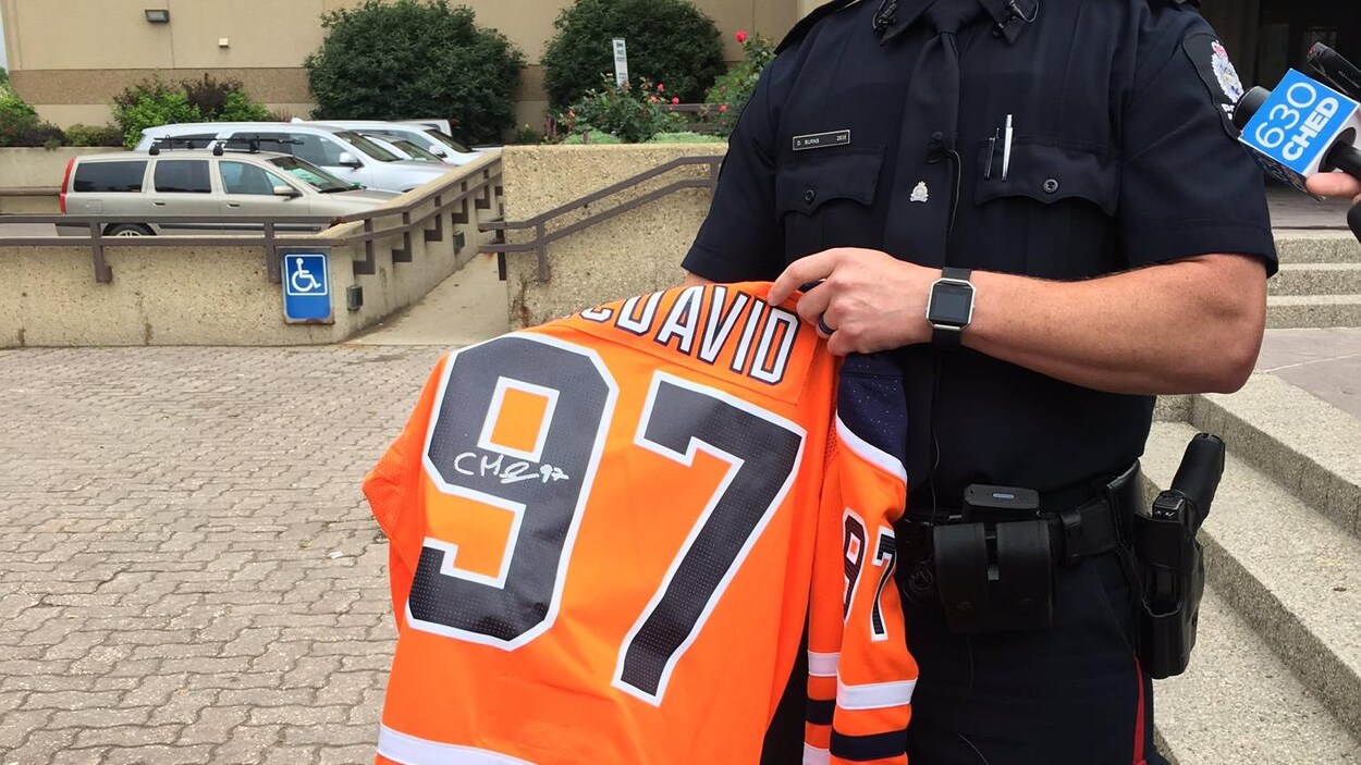 Le police montre un chandail signé de l'équipe des Oilers d’Edmonton