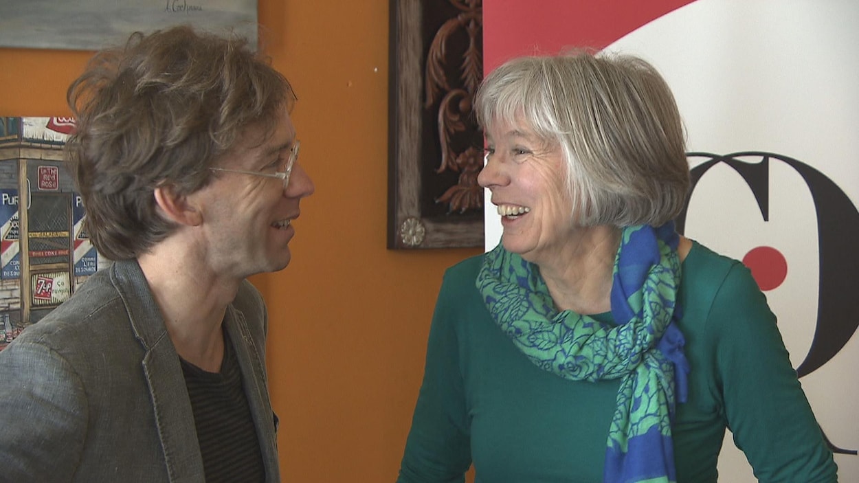 Le conteur Fred Pellerin et la conteuse Françoise Crête s'entretiennent lors du dévoilement de la résidence de création pour conteur.