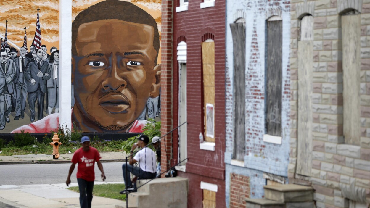 Dans cette photo datant du 23 juin 2016, une murale d'un quartier de Baltimore dépeint Freddie Gray à l’intersection où des policiers l’avaient arrêté, en avril 2015. Dans cette photo datant du 23 juin 2016, une murale d'un quartier de Baltimore dépeint Freddie Gray à l’intersection où des policiers l’avaient arrêté, en avril 2015.