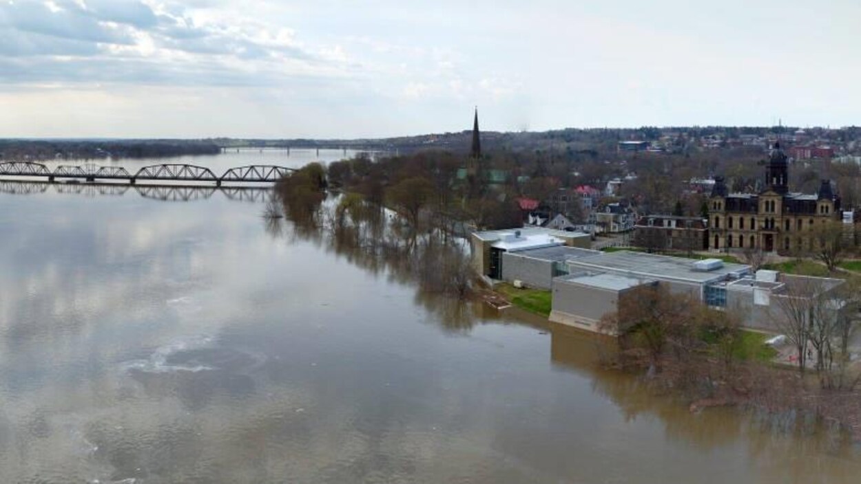 Vue aérienne du fleuve Saint-Jean et de la ville