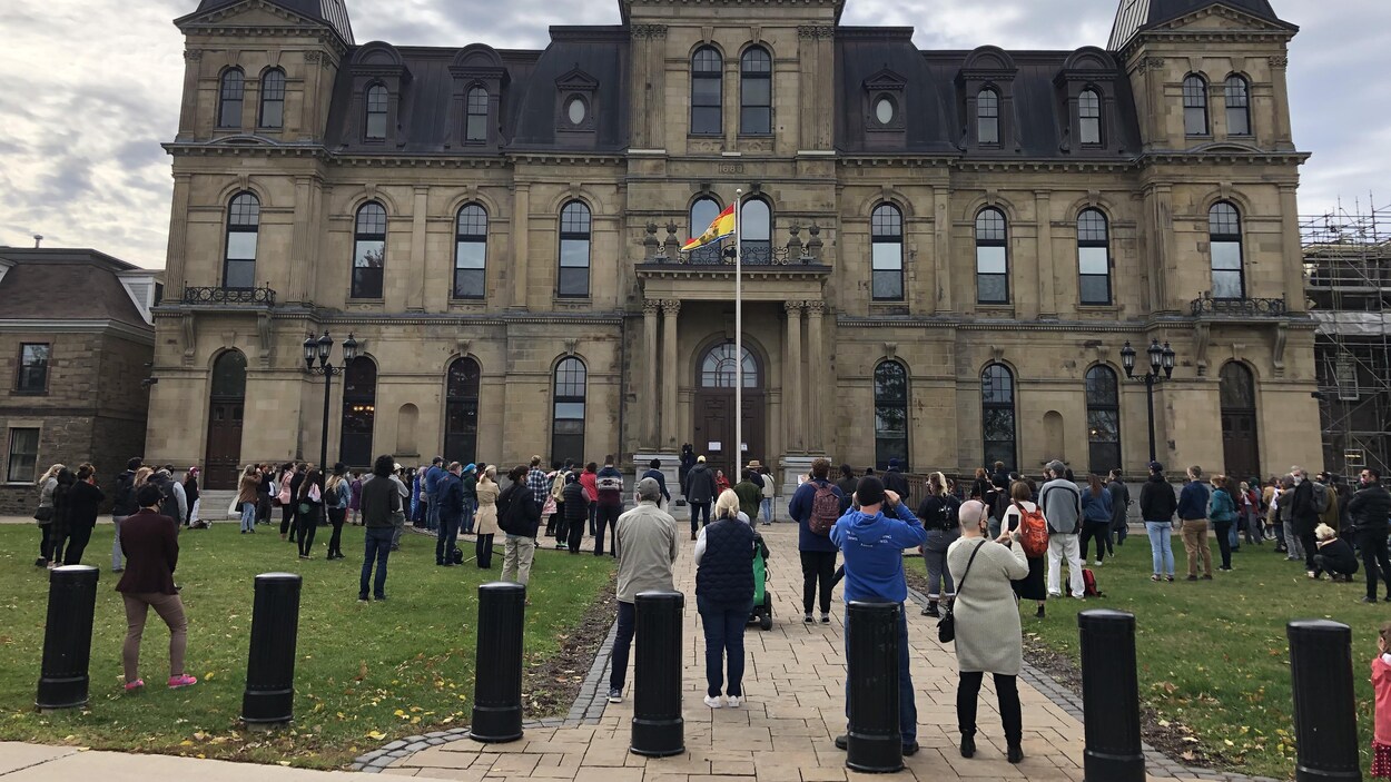 Les manifestants devant l'édifice.