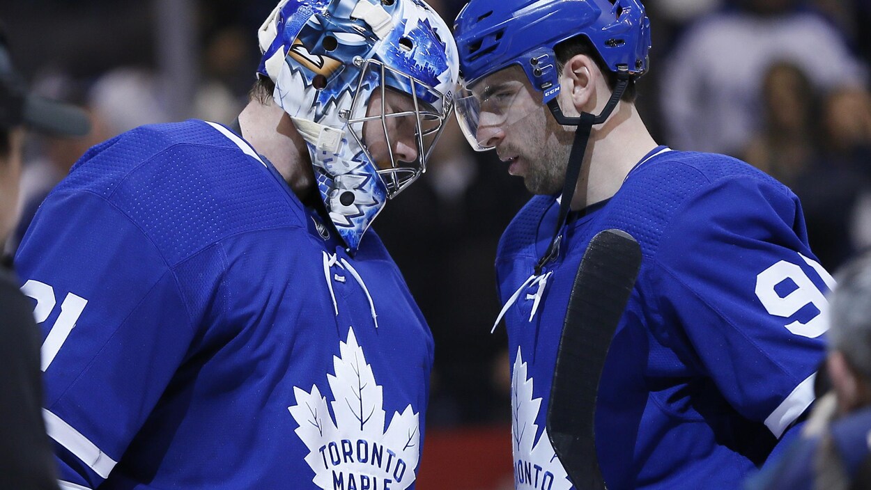 Frederik Andersen et John Tavares entrechoquent leurs casques.