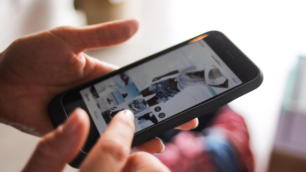 Une personne retouche une photo sur un cellulaire.