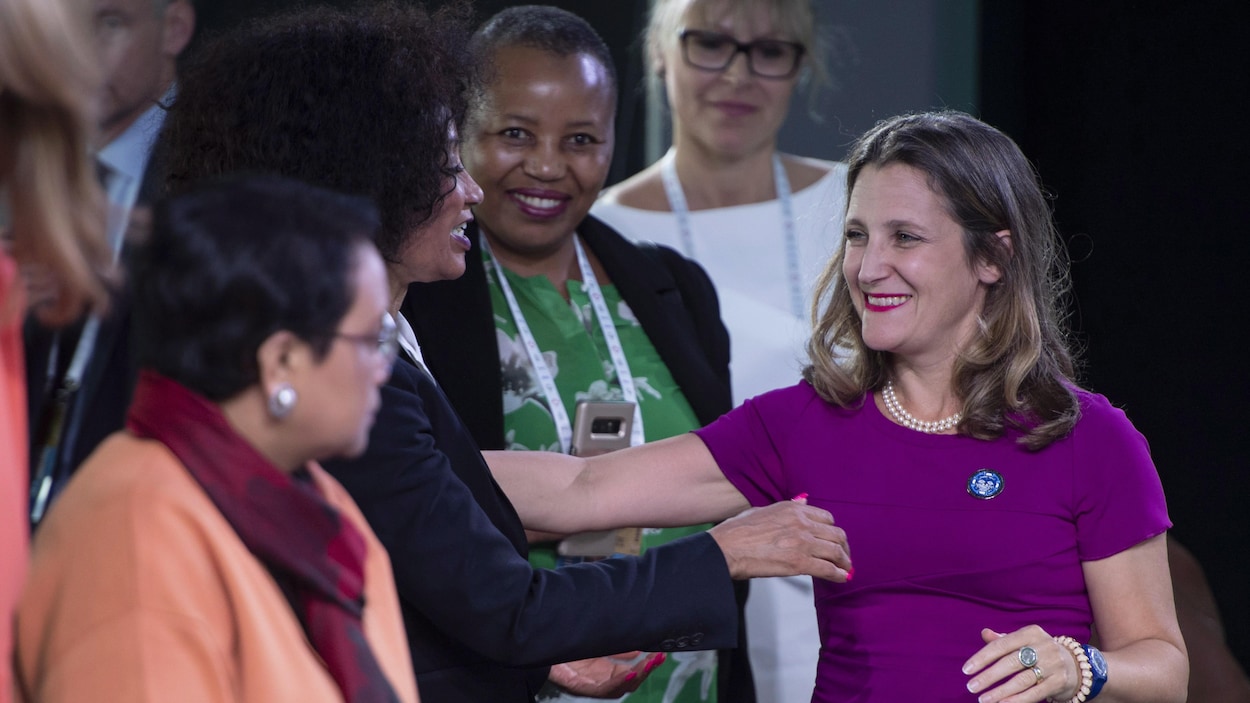 La ministre canadienne des Affaires étrangères, Chrytia Freeland, accueille son homologue indonésienne, Retno Lestari Priansari Marsudi, à gauche, et son homologue sud-africaine, Lindiwe Nonceba Sisulu, à l'ouverture de la réunion des femmes ministres des Affaires étrangères à Montréal le vendredi 21 septembre 2018.