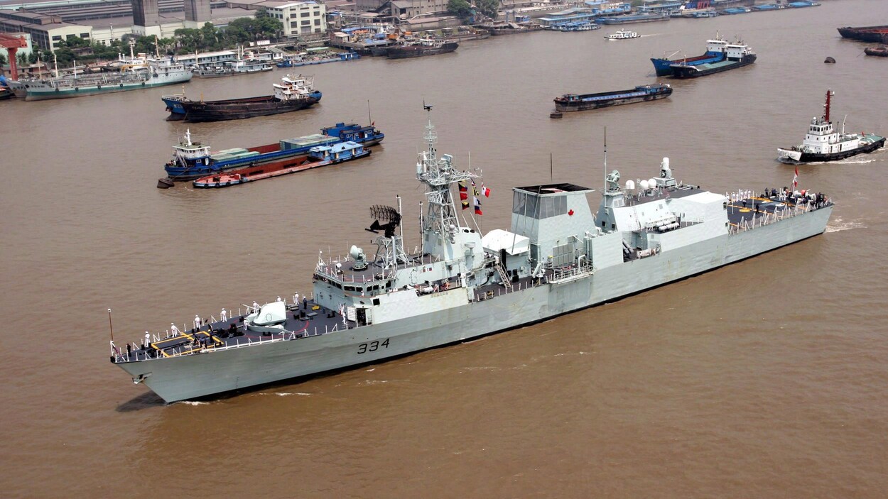La frégate NCSM Regina traverse les eaux brunes du fleuve Huangpu à Shanghai.