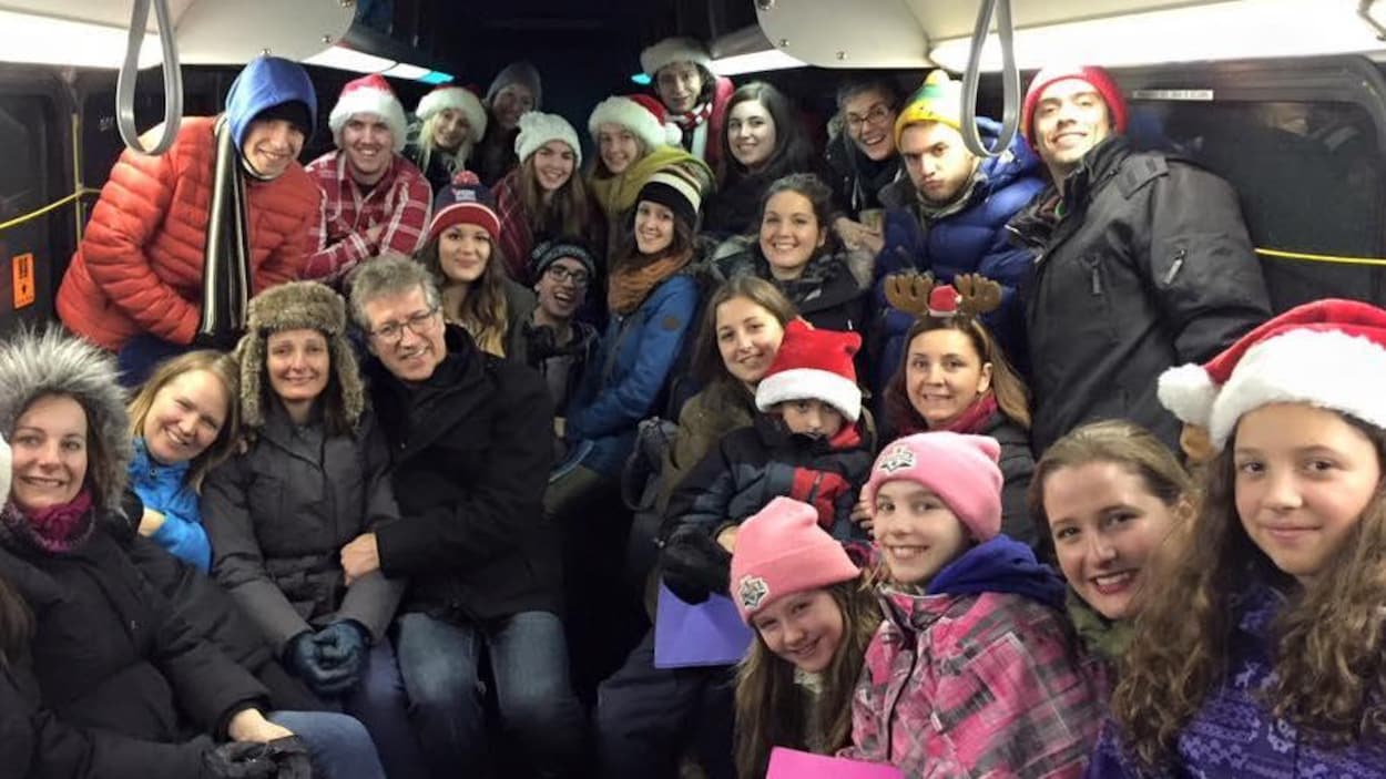Des gens assis et debout dans un bus