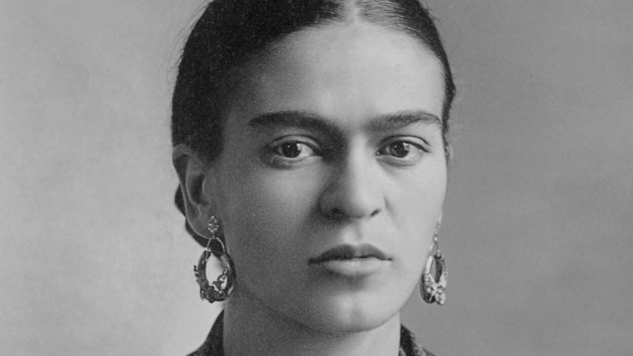 Une photo en noir et blanc de Frida Kahlo.