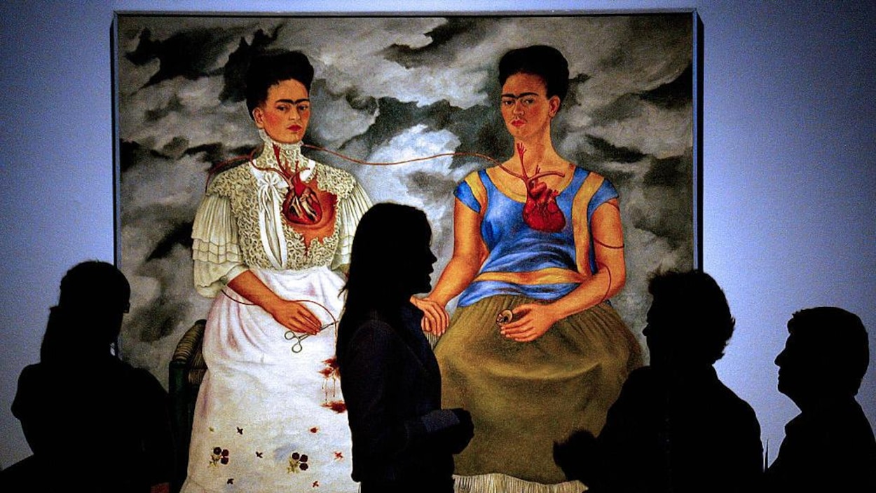 Le tableau représente 2 Frida Kahlo dont les cœurs sont reliés.